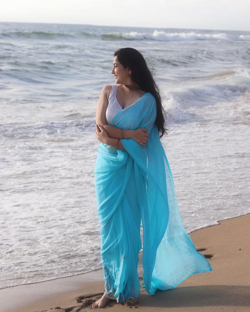 actress-sudha-hot-vibe-on-beach